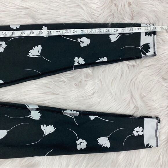 Fabletics Floral Capri Grey White Leggings XS - Picture 10 of 12